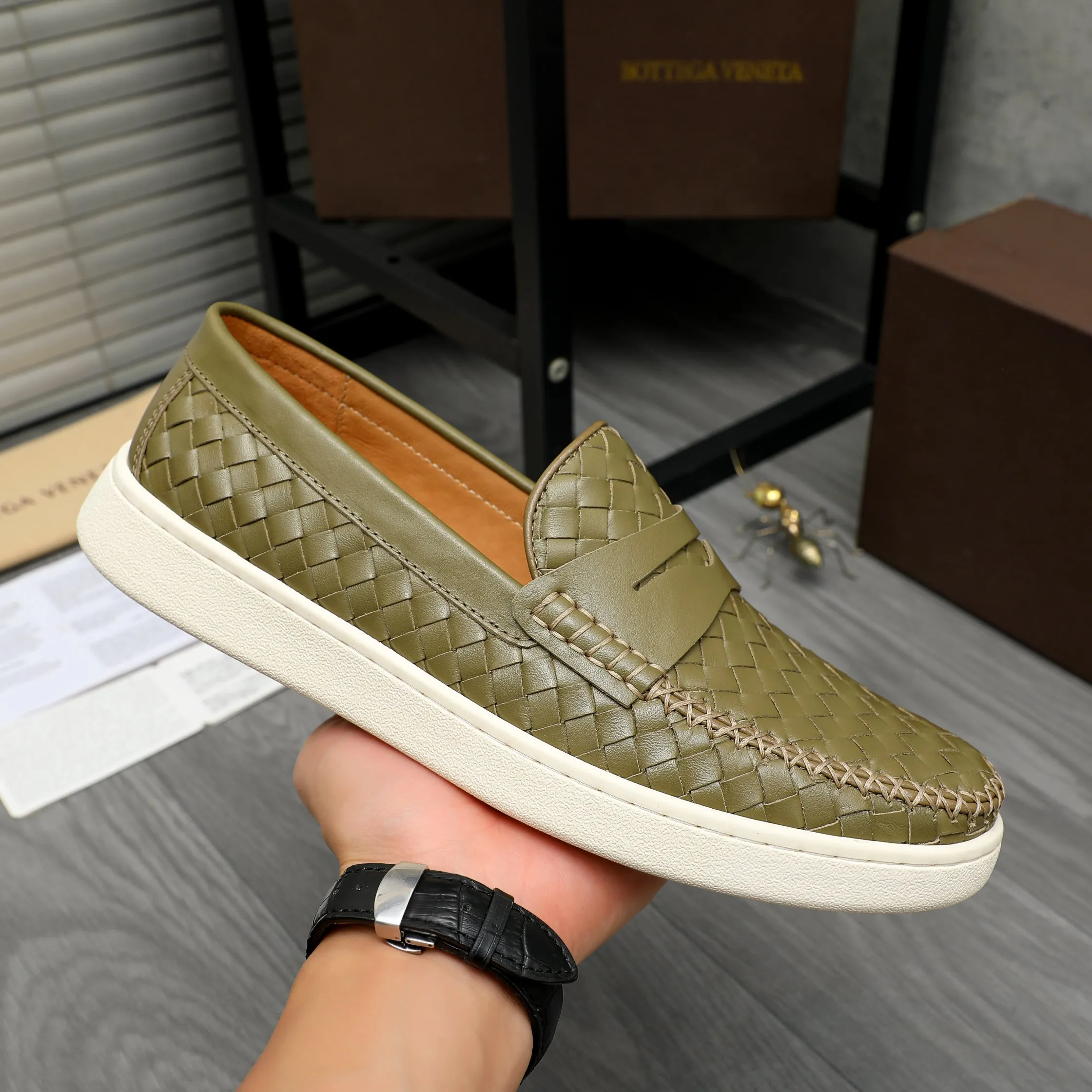 Men's shoes 💰500 Product trademark: BV "Bottega Veneta" woven slip-on casual men's shoes Regular size: 38-45 (custom-made 45 non-returnable) Product materials: Selected woven cowhide upper, cowhide lining, rubber outsole